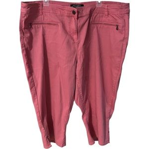 A coral Pennington’s Capri pants in size 24